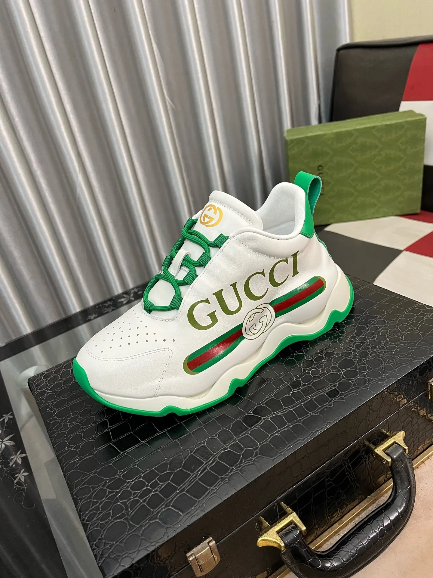 Men's shoes 💰640⌚️⌚️[Gucci] Gucci's latest casual men's shoes, welcome to 1:1 comparison, the most popular Hong Kong counter casual shoes, counter quality, support inspection, high-quality workmanship, the upper is made of Italian imported calfskin, breathable mesh insole original fashion sports outsole, casual fashion, high-end quality, size: 38-442️⃣Colors available